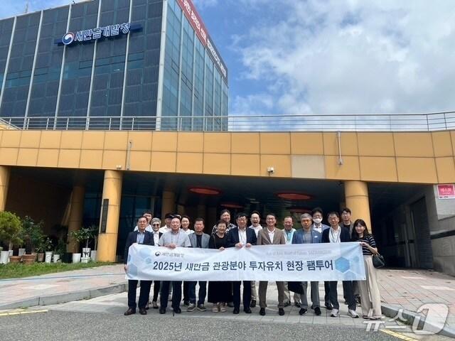 본문 이미지 - 15일 새만금을 방문한 연세대 미래부동산 최고경영자과정 원우회원들이 개발청 앞에서 기념 촬영을 하고 있다.(새만금개발청 제공. 재판매 및 DB금지)/뉴스1  