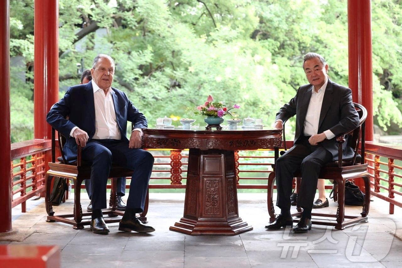 본문 이미지 - 세르게이 라브로프 러시아 외무장관&#40;왼쪽&#41;과 왕이 중국 외교부장이 회담을 진행하고 있다. &#40;러시아 외무부 제공&#41; 2025.07.13. ⓒ 로이터=뉴스1 ⓒ News1 윤다정 기자