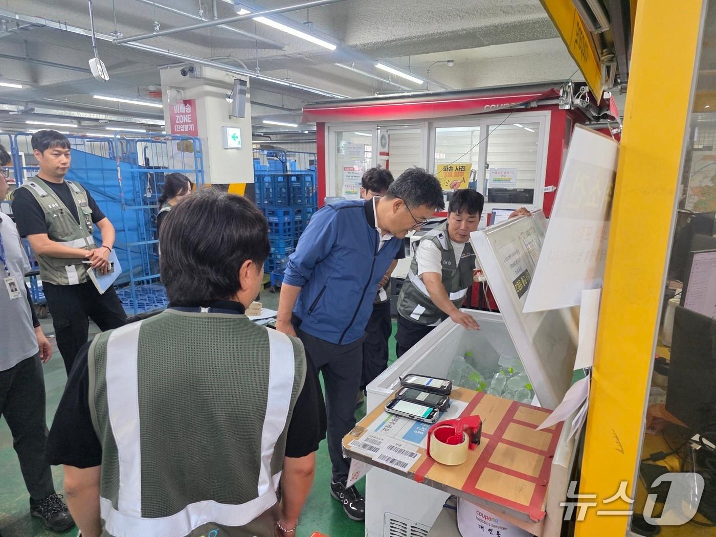 본문 이미지 - 대구고용노동청은 15일 경북 경산시 소재 택배업체를 방문해 폭염안전 5대 기본 수칙이 지켜지는지 점검했다.(대구고용노동청 제공.재판매 및 DB 금지)