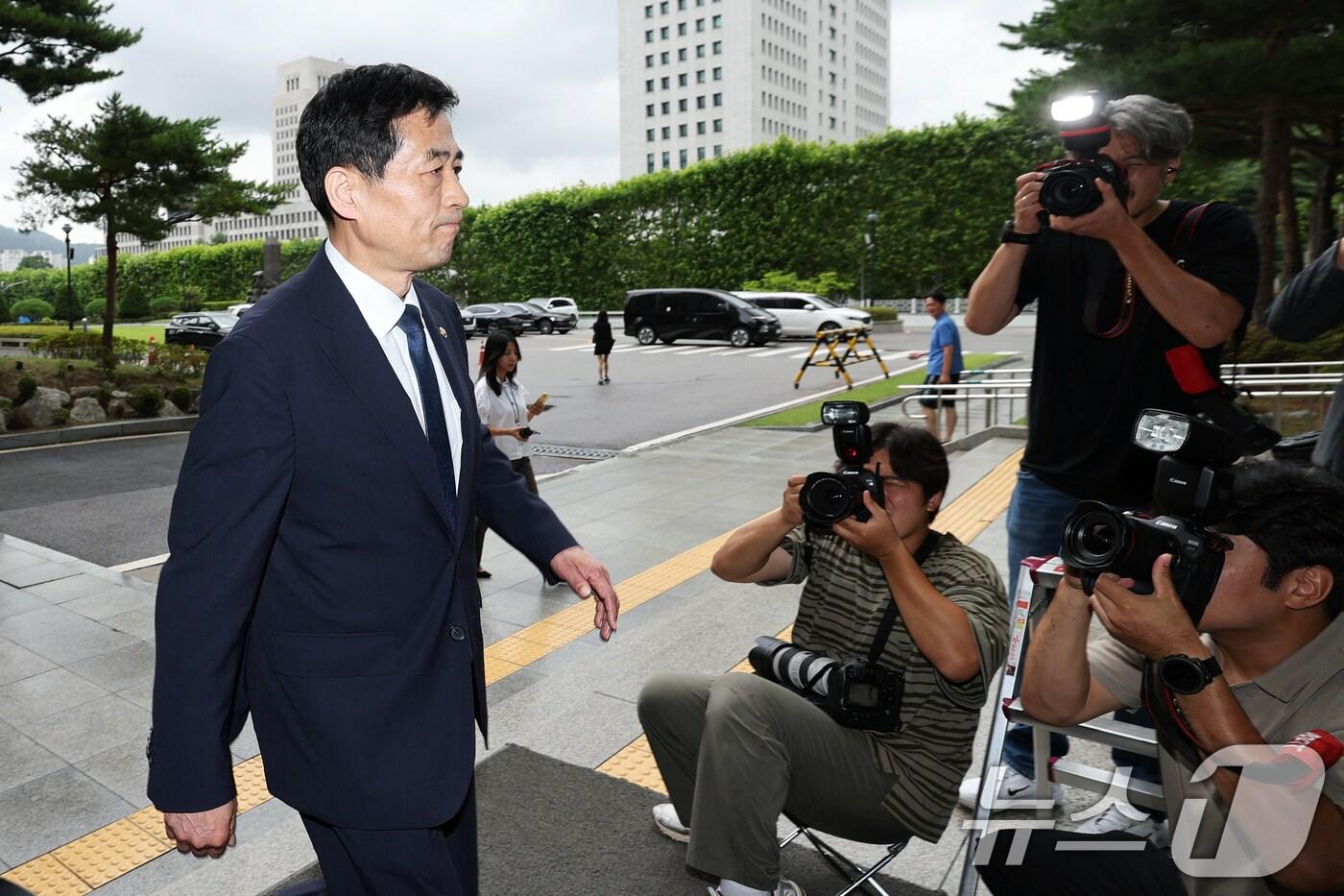 김민기 국회 사무총장이 15일 오후 서울 서초구 서울고등검찰청 내란특검 사무실에서 참고인 신분으로 조사를 받기 위해 출석하고 있다. 2025.7.15/뉴스1 ⓒ News1 오대일 기자