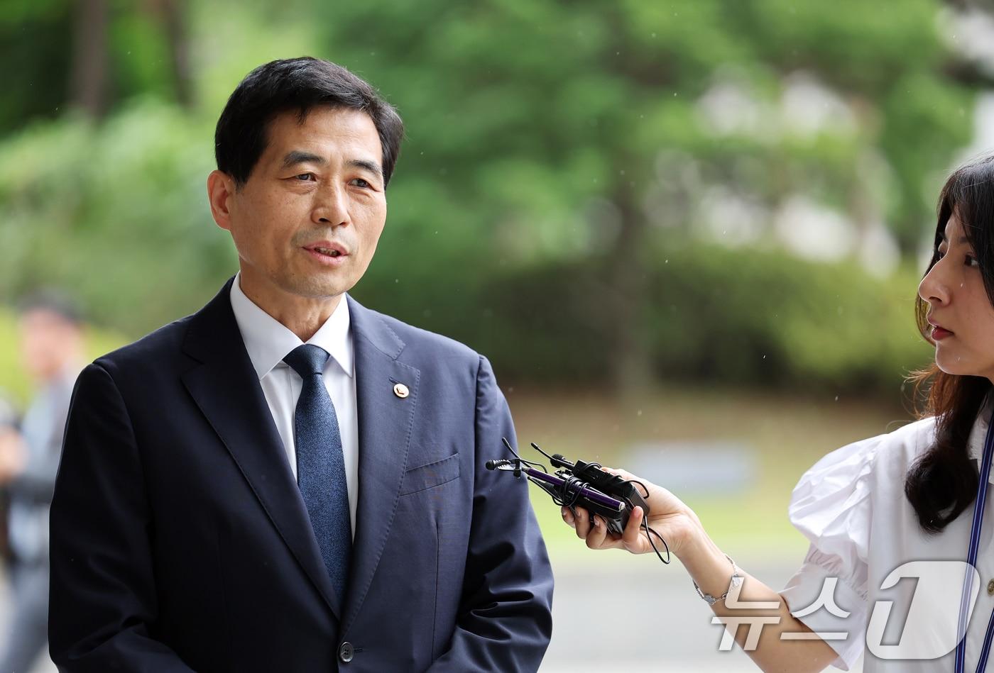 김민기 국회 사무총장이 15일 오후 서울 서초구 서울고등검찰청 내란특검 사무실에서 참고인 신분으로 조사를 받기 위해 출석하며 취재진의 질문에 답하고 있다. 2025.7.15/뉴스1 ⓒ News1 오대일 기자