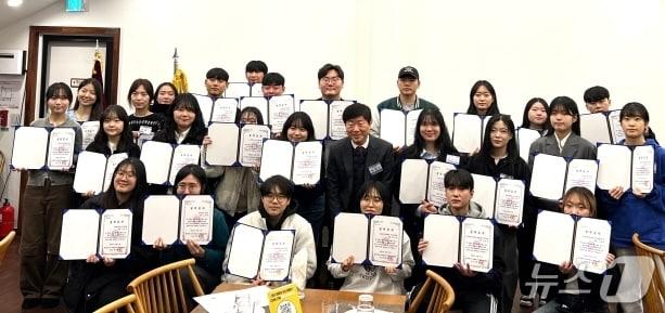 본문 이미지 - 전북대 총동창회, 장학금 지원 대폭 확대하고 있다. 사진은 지난해 12월 열린 장학금 전달식 모습.&#40;전북대 제공, 재판매 및 DB 금지&#41;/뉴스1