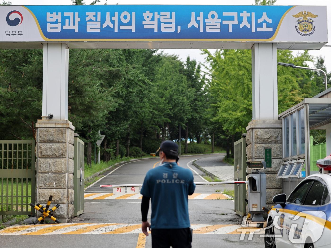 본문 이미지 - &#39;12·3 비상계엄&#39; 사태와 관련해 윤석열 전 대통령이 내란특검팀&#40;특별검사 조은석&#41; 소환 조사를 거부한 지난 15일 경기 의왕 서울구치소 앞에서 경찰이 경계근무를 서고 있다. 2025.7.15/뉴스1 ⓒ News1 황기선 기자