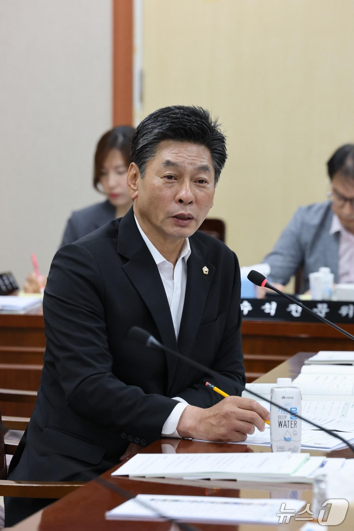 본문 이미지 - 이철 전남도의회 부의장이 전남도 기획조정실 소관 업무보고에서 질의하고 있다.&#40;전남도의회 제공, 재판매 및 DB 금지&#41;/뉴스1 