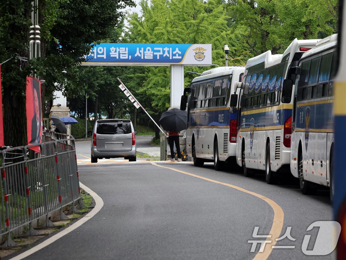 본문 이미지 - 12·3 비상계엄' 사태와 관련해 윤석열 전 대통령이 내란특검팀(특별검사 조은석) 소환 조사를 거부한 15일 경기 의왕 서울구치소 앞에서 차량이 이동하고 있다. 2025.7.15/뉴스1 ⓒ News1 황기선 기자
