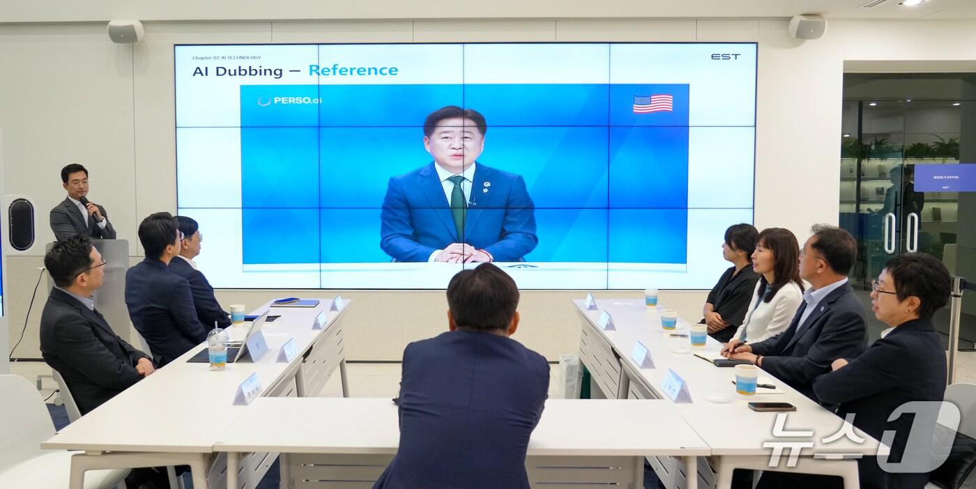 AI클론과 대화하는 오영훈 제주지사(제주도 제공.재판매 및 DB금지)/뉴스1