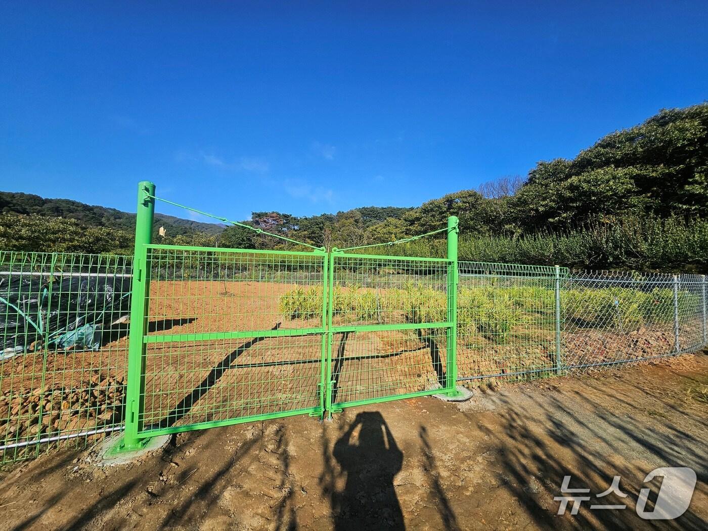 본문 이미지 - 광양시가 유해야생동물로 인한 농작물 피해를 사전 예방하고, 농가의 경제적 손실을 줄이기 위해2025년 야생동물 피해예방시설 설치 지원사업(3차)'을 시행한다(광양시 제공) 