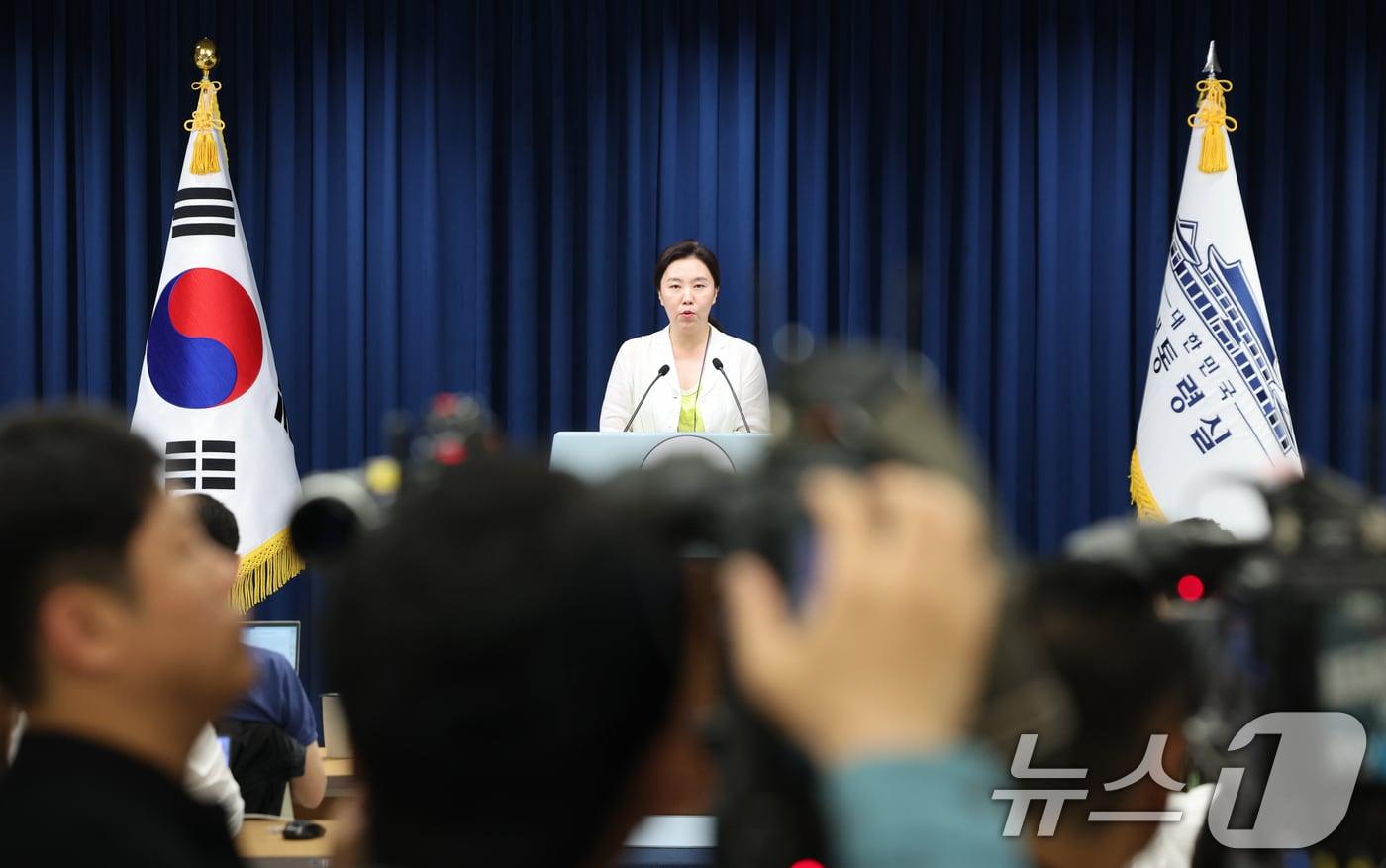 강유정 대통령실 대변인이 15일 서울 용산 대통령실 청사에서 국무회의 결과 및 APEC 관련 브리핑을 하고 있다. 2025.7.15/뉴스1 ⓒ News1 허경 기자