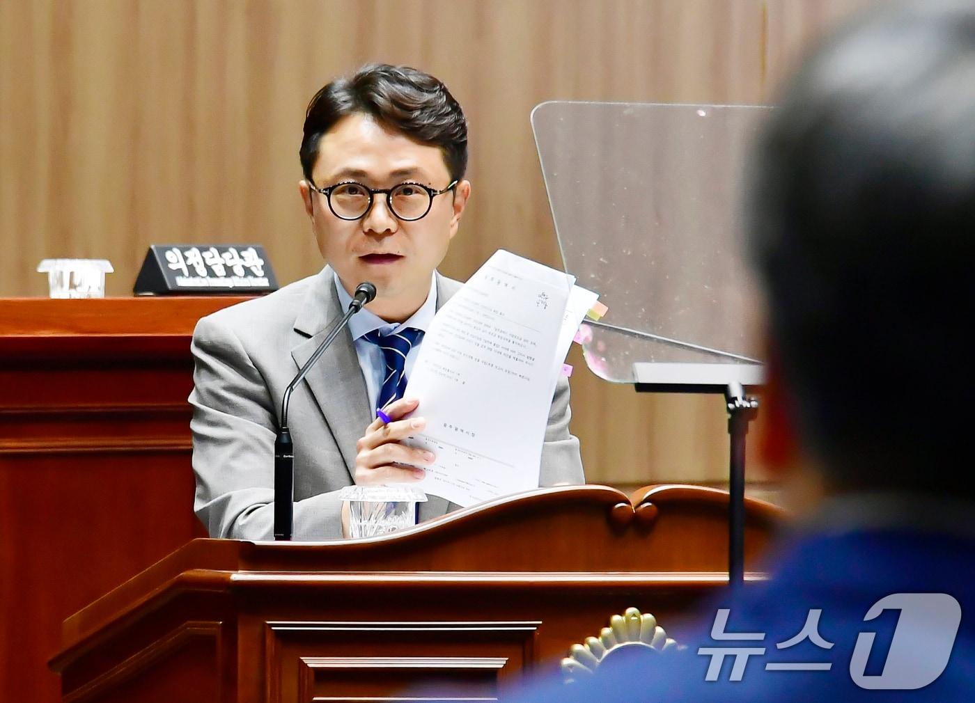 본문 이미지 - 박수기 광주시의원이 15일 임시회 제3차 본회의에서 시정 질문을 통해 &#39;하남산단 1급 발암물질 지하수 오염&#39; 문제를 지적하고 있다.&#40;광주시의회 제공. 재판매 및 DB 금지&#41; 2025.7.15/뉴스1