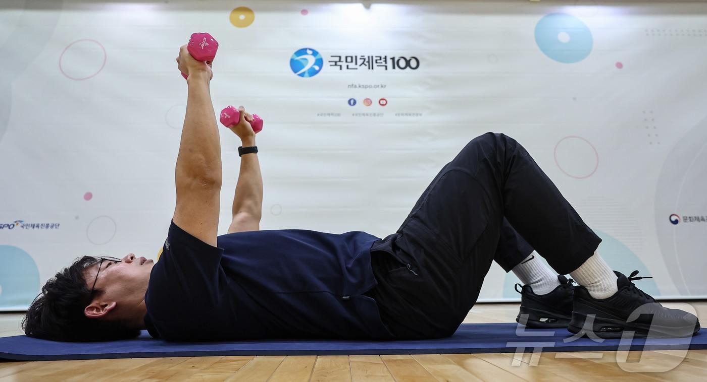 강기용 체육진흥공단 운동처방사가 15일 서울 국민체력100 KSPO송파체력인증센터에서 아령 운동법 시범을 보이고 있다. 2025.7.15/뉴스1 ⓒ News1 김도우 기자