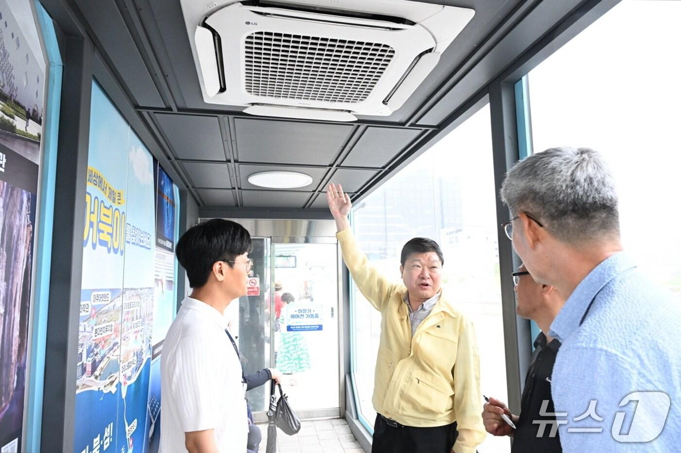 박승삼 시흥시 부시장(왼쪽에서 두 번째)이 버스정류장에서 스마트셸터 현장 점검을 하고 있다.(시흥시 제공)