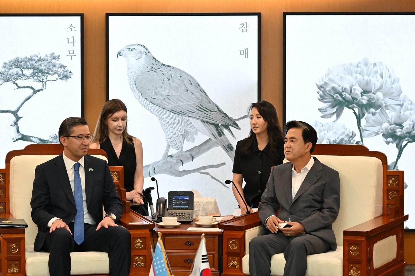  김태흠 충남지사(오른쪽)가 압두살로모프 알리쉐르 주한 우즈베키스탄 대사를 접견하는 모습.(충남도 제공. 재판매 및 DB금지)/뉴스1