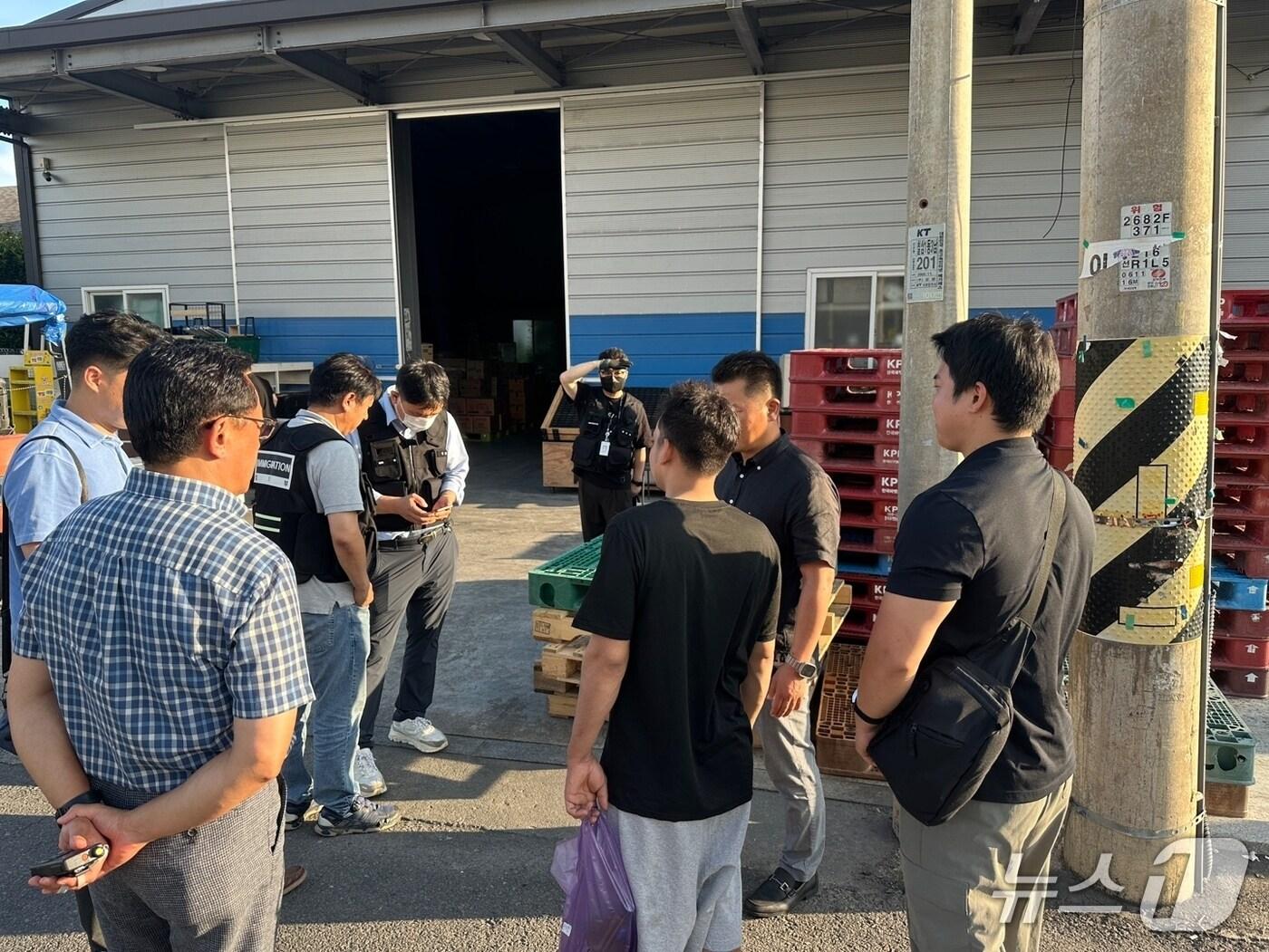 본문 이미지 - 광양경찰서가  외국인들의 범죄예방을 위한 집중점검과 계도활동을 벌이고 있다.(광양경찰서 제공) /뉴스1