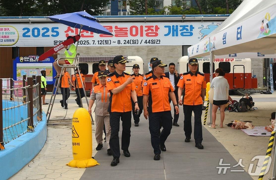 본문 이미지 - 대구소방안전본부는 15일 여름 피서철을 맞아 다음 달 24일까지 '119시민수상구조대'를 운영한다고 밝혔다.  사진은 신천물놀이장을 점검하는 대구소방본부. (대구소방본부 제공. 재판매 및 DB 금지)/뉴스1