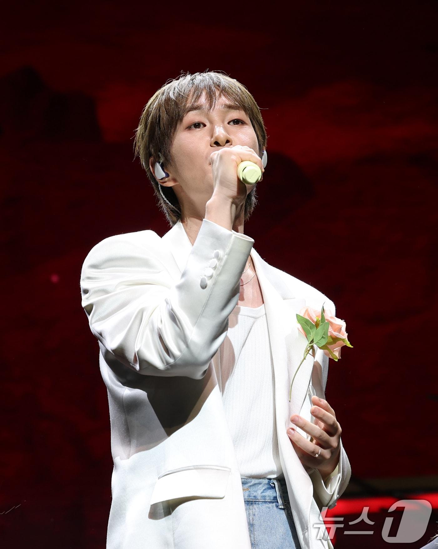 본문 이미지 - 그룹 샤이니 온유가 15일 오후 서울 영등포구 명화라이브홀에서 가진 두 번째 정규앨범 '퍼센트'(PERCENT) 쇼케이스에서 타이틀곡 '애니멀(ANIMALS)'을 선보이고 있다. 2025.7.15/뉴스1 ⓒ News1 권현진 기자