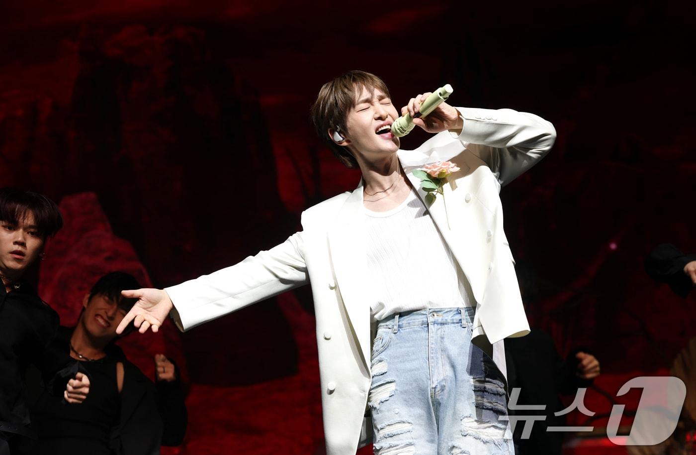 그룹 샤이니 온유가 15일 오후 서울 영등포구 명화라이브홀에서 가진 두 번째 정규앨범 '퍼센트'(PERCENT) 쇼케이스에서 타이틀곡 '애니멀(ANIMALS)'을 선보이고 있다. 2025.7.15/뉴스1 ⓒ News1 권현진 기자