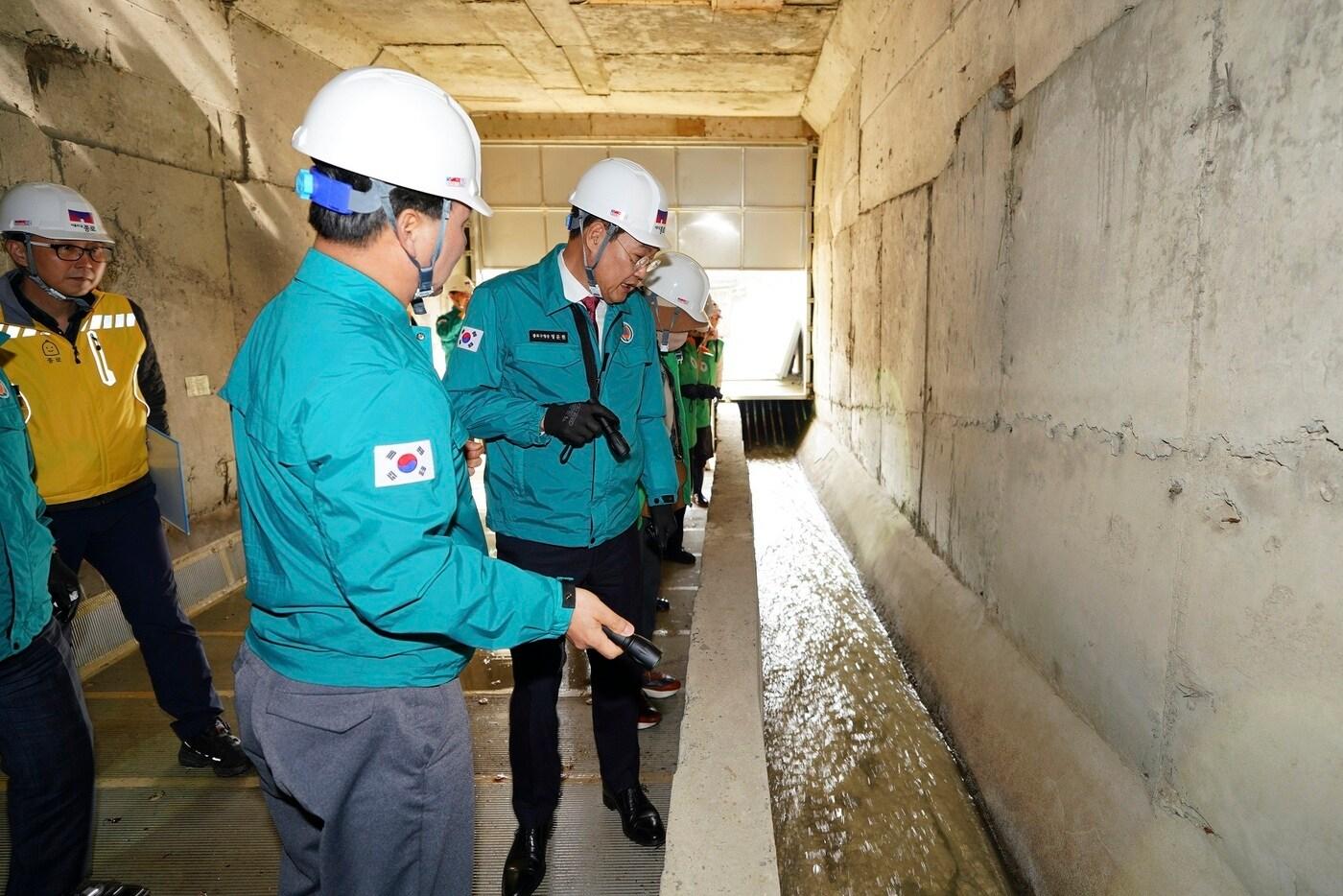 정문헌 종로구청장이 시설물 안전점검을 하고 있다. (종로구 제공)