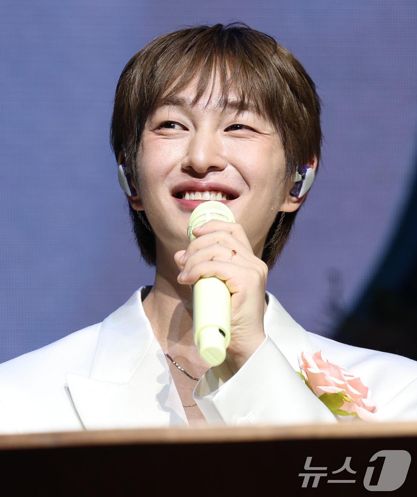 본문 이미지 - 그룹 샤이니 온유가 15일 오후 서울 영등포구 명화라이브홀에서 가진 두 번째 정규앨범 '퍼센트'(PERCENT) 쇼케이스에서 신곡 소개를 하고 있다. 2025.7.15/뉴스1 ⓒ News1 권현진 기자