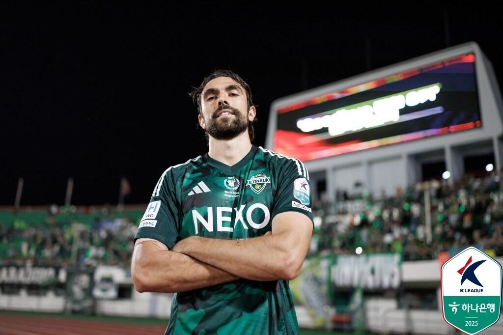 본문 이미지 - 전북 콤파뇨가 6월 K리그 이달의 선수상을 받았다.(한국프로축구연맹 제공) 