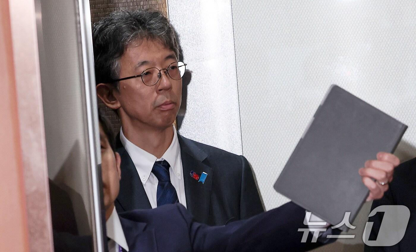 이세키 요시야스 주한일본대사관 총괄공사대리&#40;정무공사&#41;가 서울 종로구 정부서울청사 외교부로 초치되고 있다. 정부는 15일 &#39;일본 2025년 방위백서에 대한 외교부 대변인 논평&#39;에서 &#34;역사적·지리적·국제법적으로 명백한 우리 고유의 영토인 독도에 대한 부당한 영유권 주장을 되풀이한 데 대해 강력히 항의한다&#34;라고 밝혔다. 2025.7.15/뉴스1 ⓒ News1 김성진 기자