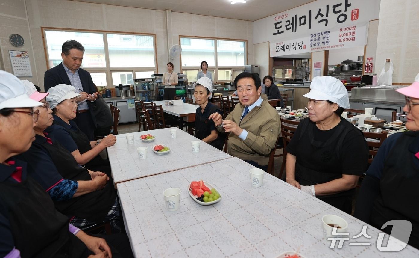 송기섭 충북 진천군수가 15일 진천읍에 있는 시니어 일자리 '도레미식당'을 찾아 시니어클럽 관계자, 근무 중인 어르신들과 함께 식사하며 현장 의견을 들었다.(진천군 제공, 재판매 및 DB금지)/뉴스1