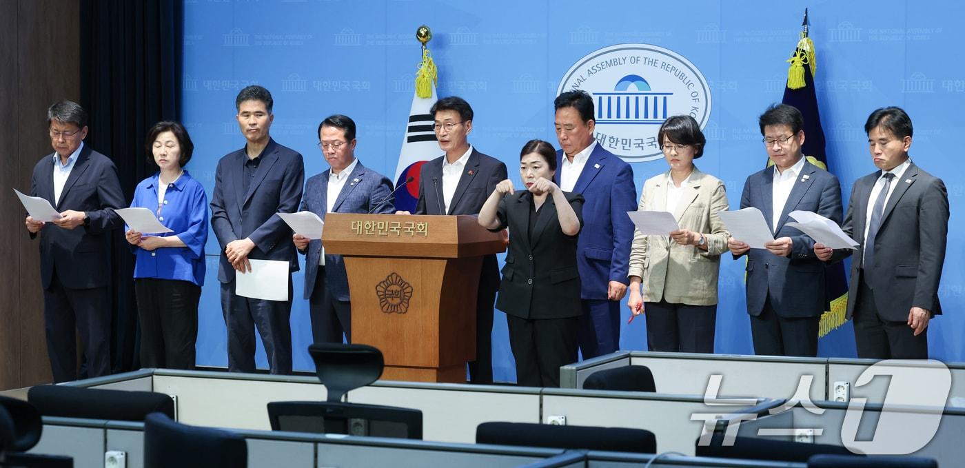 국회 농림축산식품해양수산위원회 어기구 위원장, 이원택 간사를 비롯한 더불어민주당 의원들이 15일 서울 여의도 국회 소통관에서 미국과의 관세협상 관련 정부를 향해 우리 농업을 지키겠다는 입장을 분명히 밝혀야 한다며 공동성명서를 발표하고 있다. 2025.7.15/뉴스1 ⓒ News1 안은나 기자