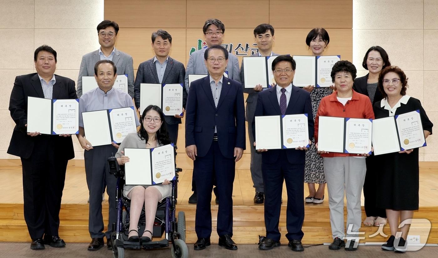 충북 괴산군은 15일 군청 3층 대회의실에서 2025년도 지역사회보장 대표협의체 2차 회의와 위촉식을 개최했다.(괴산군 제공)/뉴스1