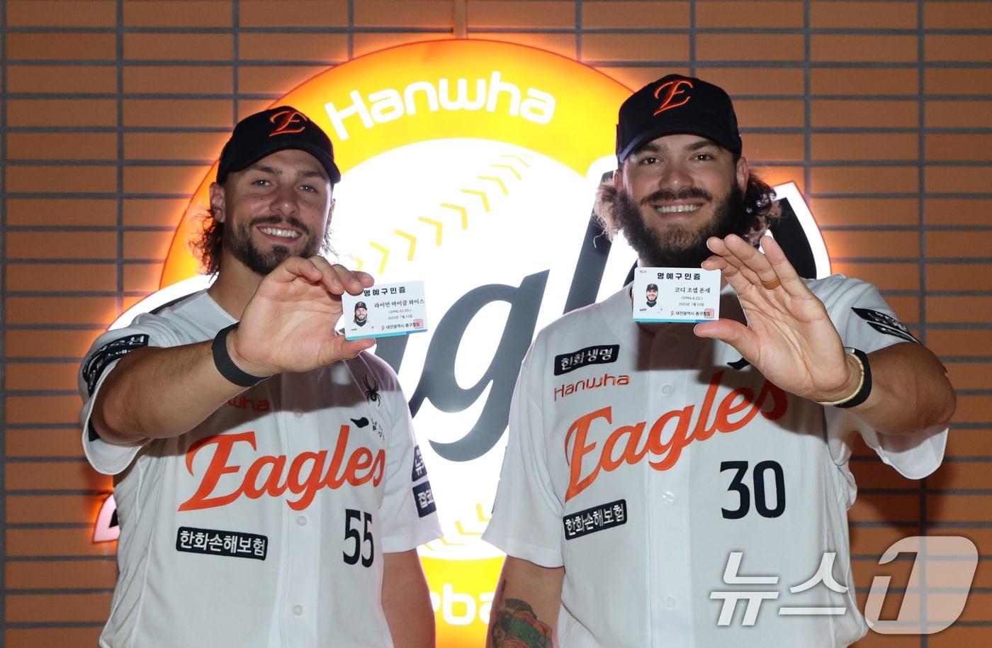 15일 대전 한화생명 볼파크에서 한화이글스 외국인 투수 라이언 와이스&#40;왼쪽&#41;와 코디 폰세가 명예구민을 들어보이고 있다.  2025.7.15/뉴스1 ⓒ News1 김기태 기자