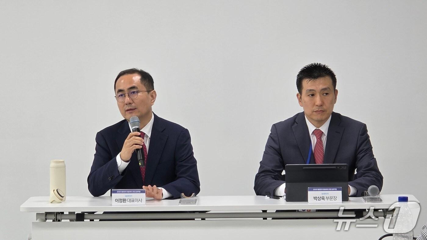 이정환 SK렌터카 대표이사&#40;왼쪽&#41;와 박상욱 SK렌터카 경영지원 부문장은 15일 충남 천안시 &#39;SK렌터카 오토옥션&#39;에서 열린 &#39;2025 대한민국 모빌리티산업 심포지엄&#39; 직후 한국자동차기자협회 소속 기자들과의 간담회를 가졌다.&#40;차기자협회 제공&#41;
