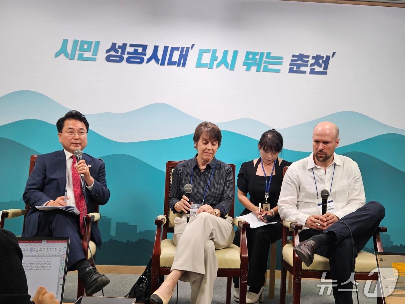 본문 이미지 - 육동한 춘천시장과  미국 세인트존스대학 에밀리 랭스턴 총장 선임고문, 네이선 쉴즈 교수가 15일 시청 브리핑룸에서  기자들의 질문에 답변을 하고 있다. 2025.7.15 한귀섭 기자