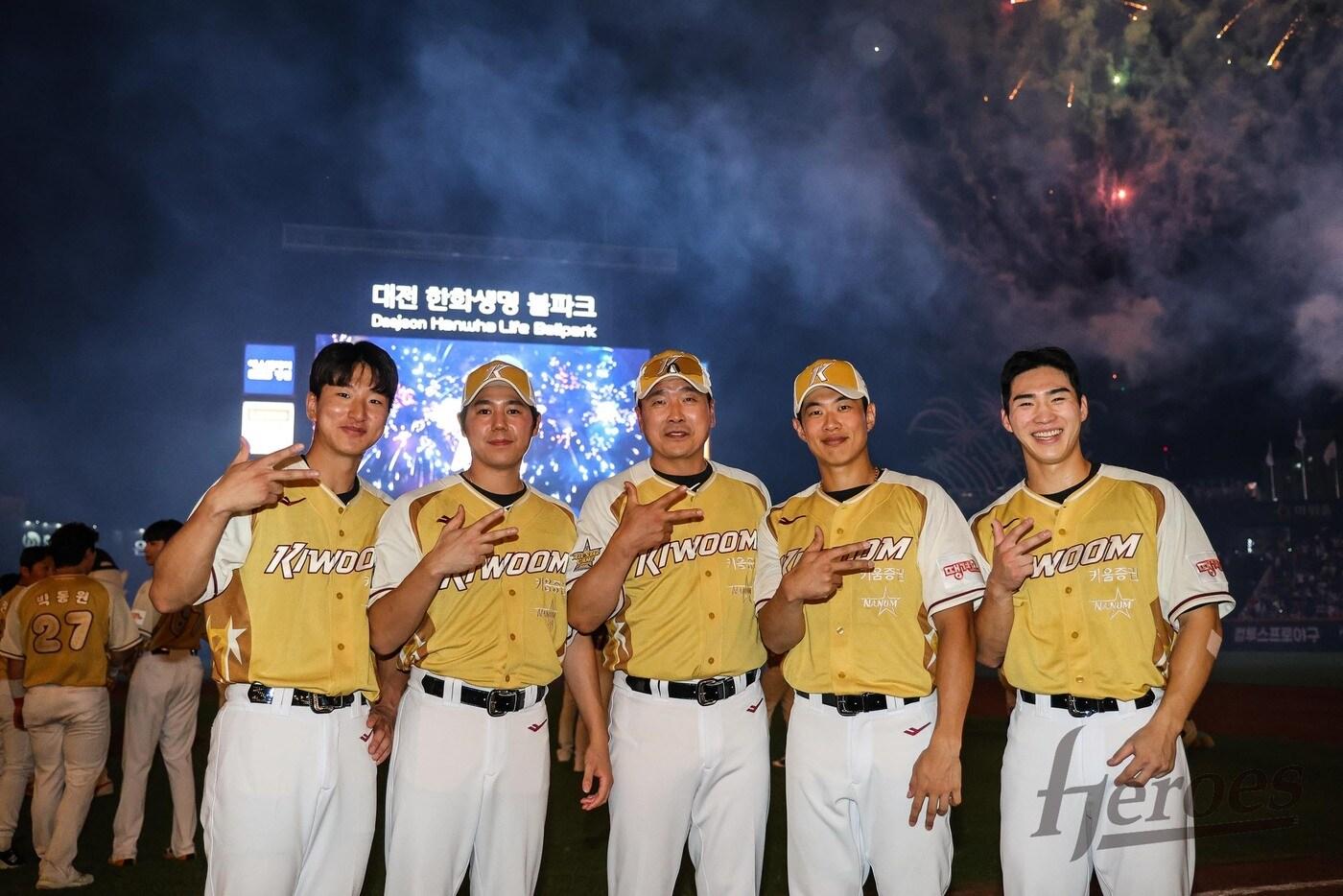 2025 프로야구 올스타전에 참가했던 홍원기 전 키움 히어로즈 감독&#40;왼쪽에서 세 번째&#41;과 주장 송성문&#40;오른쪽에서 두 번째&#41;. &#40;키움 히어로즈 제공&#41;