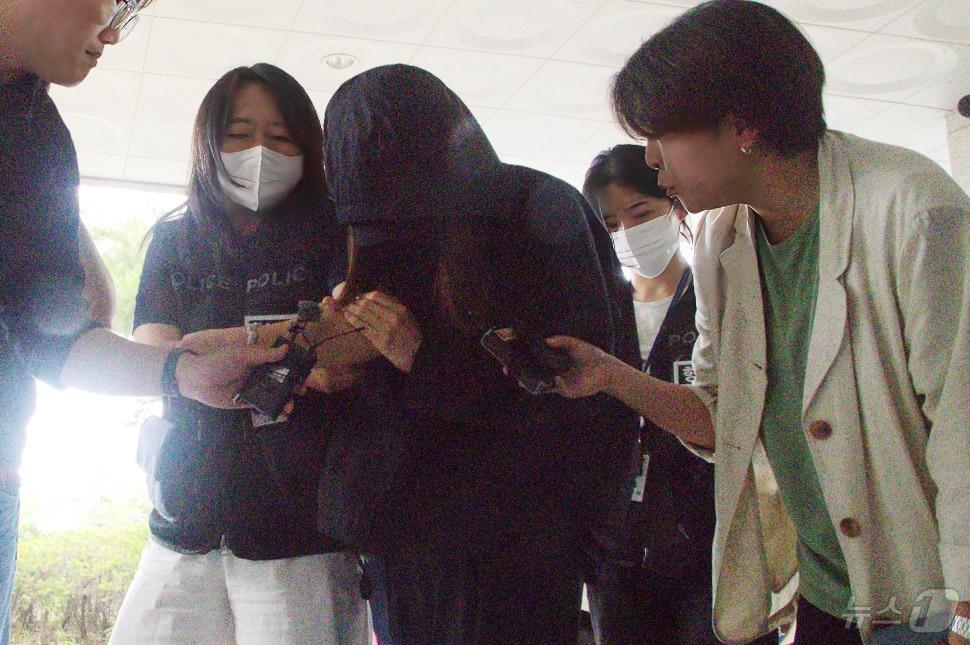 본문 이미지 - 시험지를 빼돌리기 위해 고교에 무단 침입한 혐의를 받는 학부모가 15일 오후 구속영장 심사를 받기 위해 대구지방법원 안동지원에 출석하고 있다. 기말고사 기간 경북 지역 한 고교에서 전직 기간제 교사와 학부모가 교내에 무단 침입해 시험지를 빼돌리려 한 사건이 교육계에 충격을 주고 있다. 경찰은 이들이 학교 시설관리자와 조직적으로 공모한 정황을 포착한 것으로 알려졌다. 2025.7.15/뉴스1 ⓒ News1 신성훈 기자