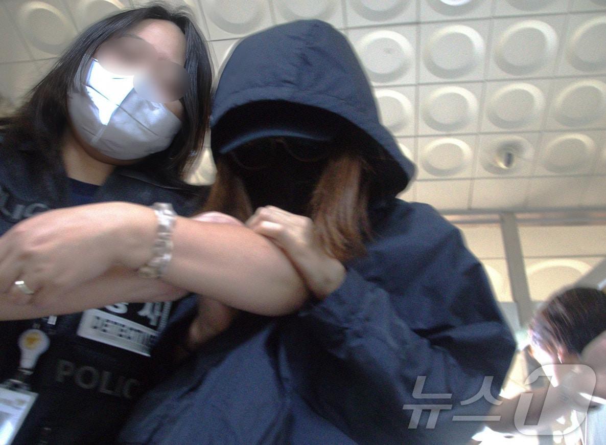 본문 이미지 - 시험지를 빼돌리기 위해 고교에 무단 침입한 혐의를 받는 학부모가 15일 오후 구속영장 심사를 받기 위해 대구지방법원 안동지원에 출석하고 있다. 2025.7.15/뉴스1 ⓒ News1 신성훈 기자