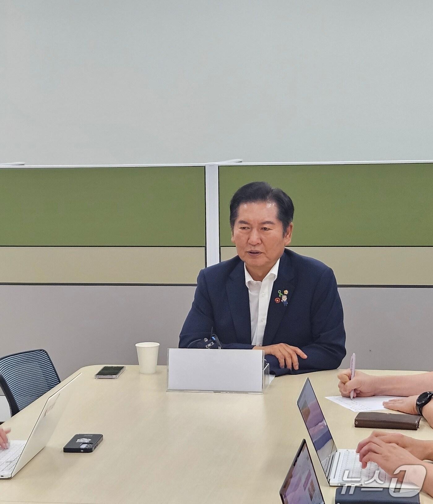 본문 이미지 - 더불어민주당 당대표 경선에 나선 정청래 후보가 15일 충북도청 기자실을 찾아 기자간담회를 하고 있다.2025.7.15/뉴스1 이재규 기자