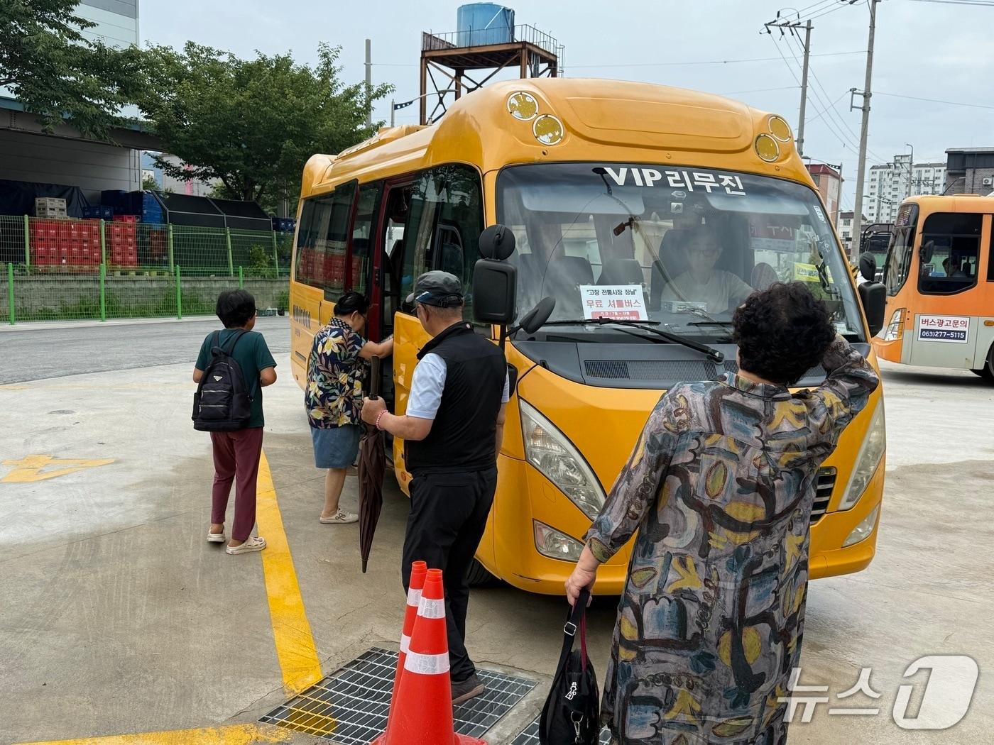 본문 이미지 - 고창전통시장 셔틀버스 운행 사진.&#40;고창군 제공. 재판매 및 DB금지&#41;