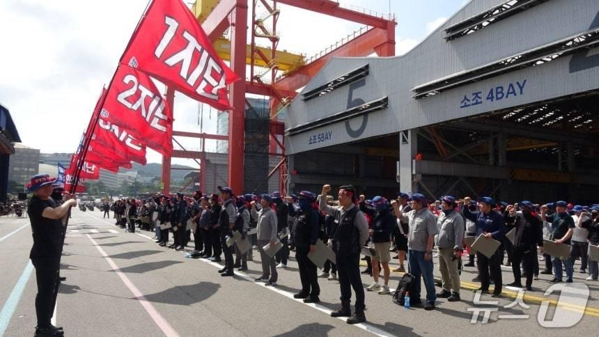 본문 이미지 - 금속노조 현대중공업지부 조합원들이 지난 11일 울산 조선소에서 파업 집회를 하고 있다. &#40;현대중공업 노조 제공. 재판매 및 DB 금지&#41; /뉴스1