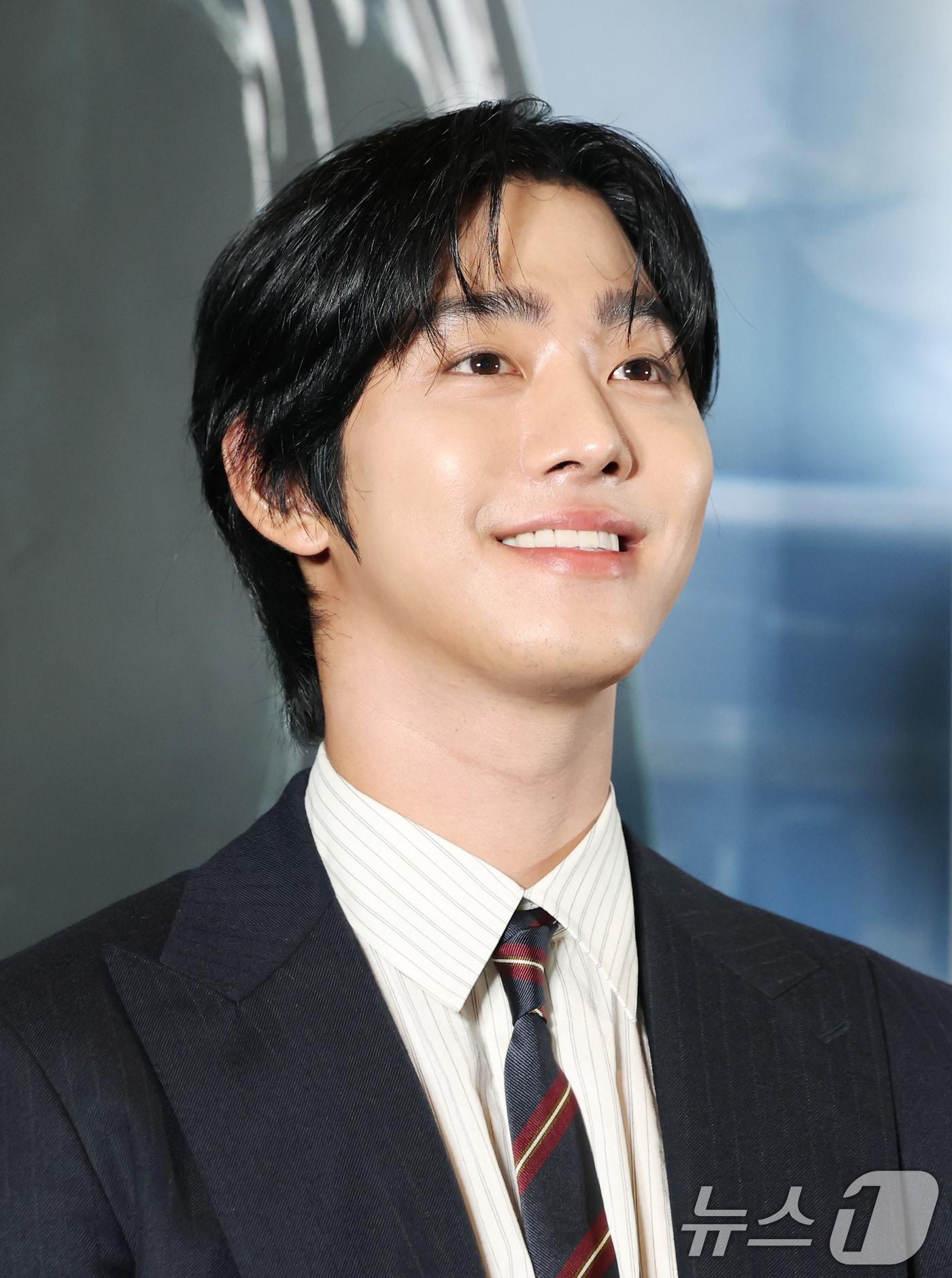 본문 이미지 - 배우 안효섭이 15일 서울 코엑스 메가박스에서 열린 영화 '전지적 독자 시점‘(감독 김병우) 언론 시사회에 참석해 미소를 짓고 있다. '전지적 독자 시점'은 10년 이상 연재된 소설이 완결된 날 소설 속 세계가 현실이 되어 버리고, 유일한 독자였던 ‘김독자’가 소설의 주인공 ‘유중혁’ 그리고 동료들과 함께 멸망한 세계에서 살아남기 위한 판타지 액션 영화다. 2025.7.15/뉴스1 ⓒ News1 권현진 기자