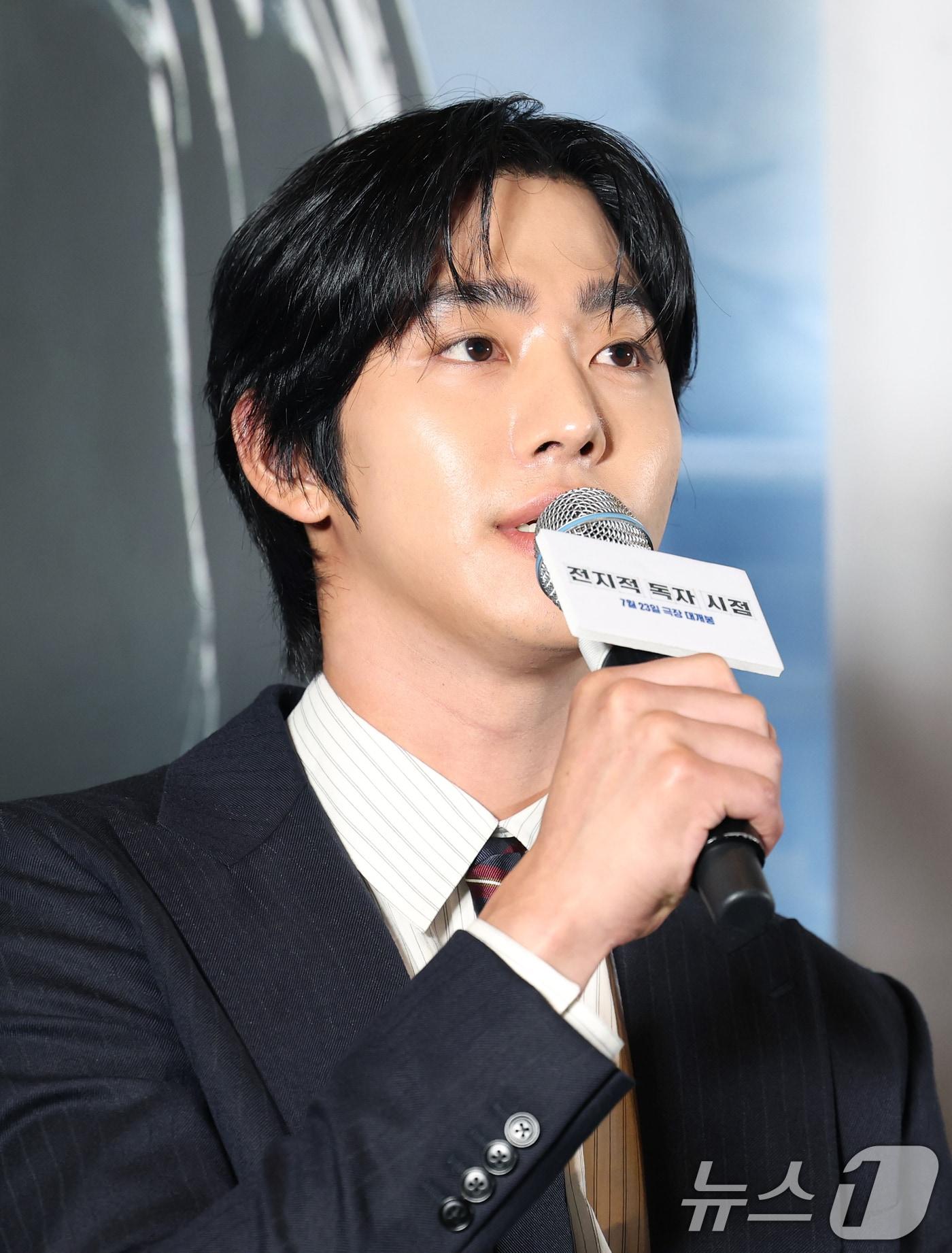 본문 이미지 - 배우 안효섭이 15일 서울 코엑스 메가박스에서 열린 영화 '전지적 독자 시점‘(감독 김병우) 언론 시사회에 참석해 인사말을 하고 있다. '전지적 독자 시점'은 10년 이상 연재된 소설이 완결된 날 소설 속 세계가 현실이 되어 버리고, 유일한 독자였던 ‘김독자’가 소설의 주인공 ‘유중혁’ 그리고 동료들과 함께 멸망한 세계에서 살아남기 위한 판타지 액션 영화다. 2025.7.15/뉴스1 ⓒ News1 권현진 기자