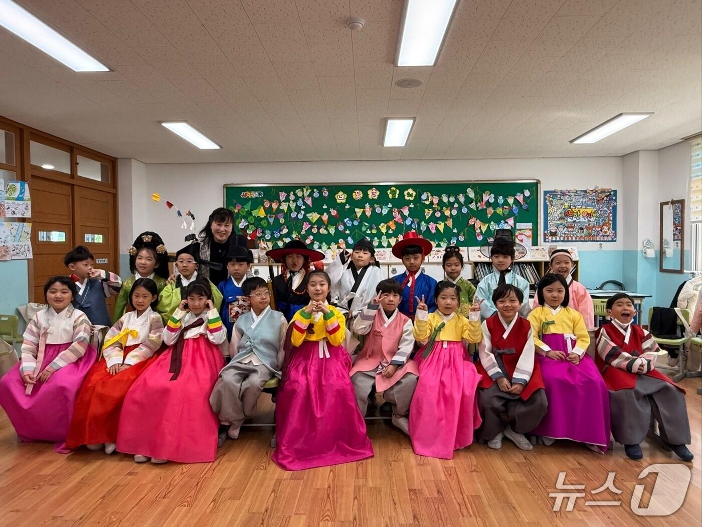 본문 이미지 - 강릉문화원 한복문화교육.(강릉문화원 제공, 재판매 및 DB 금지) 2025.7.15/뉴스1