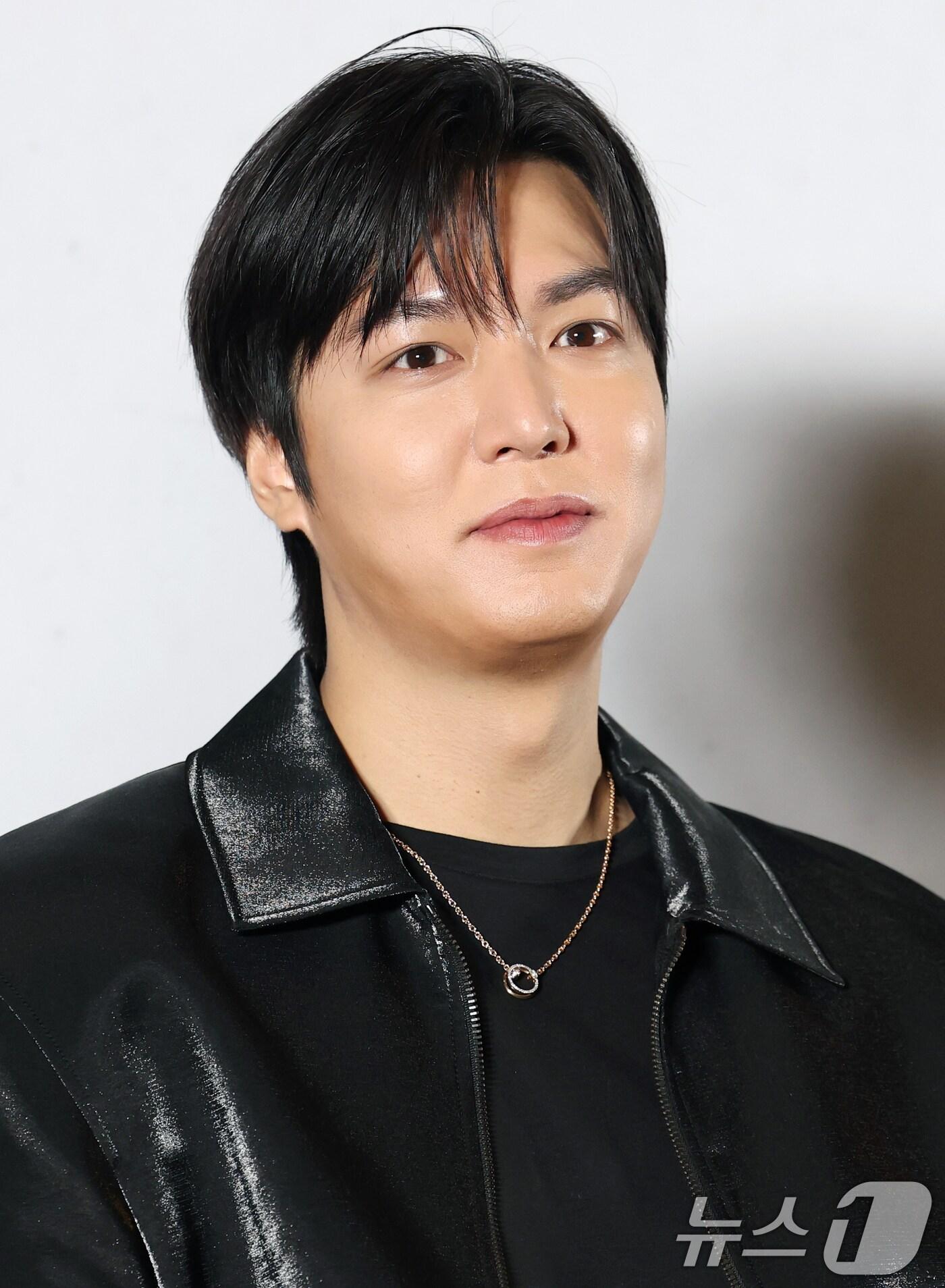 본문 이미지 - 배우 이민호가 15일 서울 코엑스 메가박스에서 열린 영화 '전지적 독자 시점‘(감독 김병우) 언론 시사회에 참석해 옅은 미소를 짓고 있다. '전지적 독자 시점'은 10년 이상 연재된 소설이 완결된 날 소설 속 세계가 현실이 되어 버리고, 유일한 독자였던 ‘김독자’가 소설의 주인공 ‘유중혁’ 그리고 동료들과 함께 멸망한 세계에서 살아남기 위한 판타지 액션 영화다. 2025.7.15/뉴스1 ⓒ News1 권현진 기자