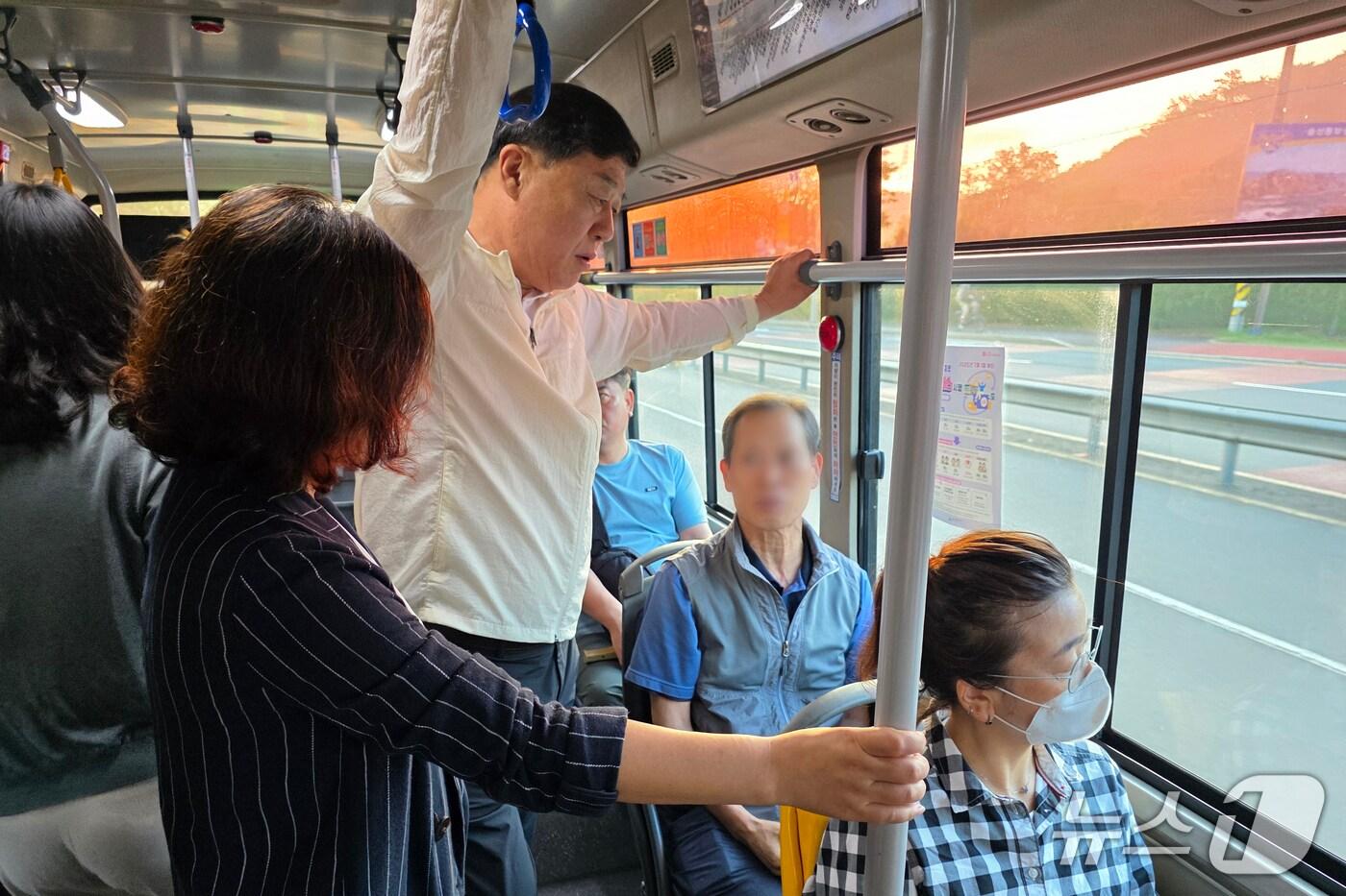 김종훈 울산 동구청장이 15일 오전 5시부터 2시간 동안 동구 방어동 꽃바위 차고지에서 태화강역까지 시내버스를 타고 가면서 주민들의 시내버스 이용 상 불편 사항을 점검했다.(울산 동구 제공. 재판매 및 DB금지)/뉴스1