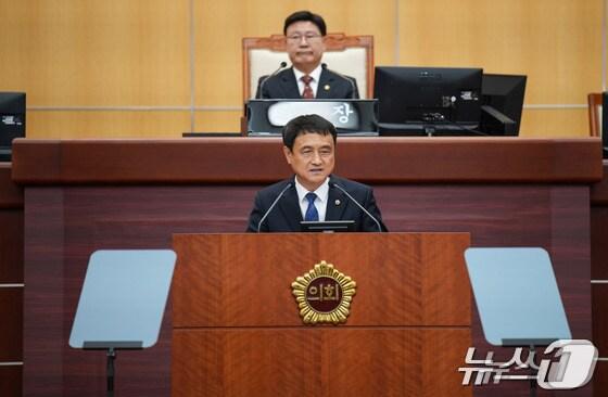 본문 이미지 - 15일 김희수 전북도의원이 임시회 정례회에서 건의안을 발의하고 있다.(의회제공. 재판매 및 DB금지)2025.7.15/뉴스1