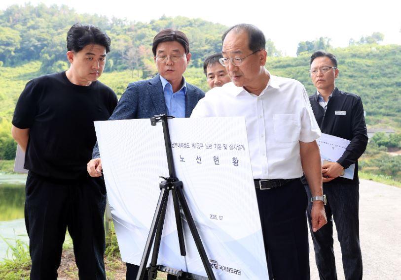 본문 이미지 - 이성해 국가철도공단 이사장(오른쪽에서 2번째)이 남부내륙철도 건설사업 현장을 방문하고 있다.(국가철도공단 제공)