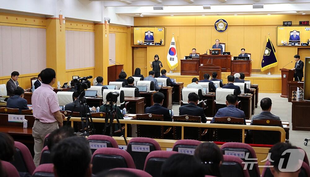 본문 이미지 - 서산시의회 제307회 임시회 제1차 본회의 모습 (시의회 제공. 재판매 및 DB금지)2025.7.15/뉴스1