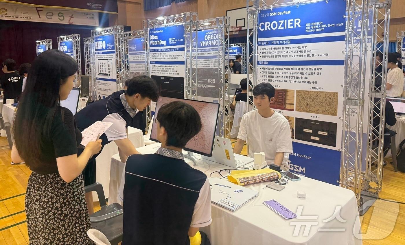 광주소프트웨어마이스터고에서 14일부터 이틀간 열린 ‘2025 GSM DevFest’ 행사서 정성찬 학생이 개발한 게임을 시연하고 있다.&#40;광주시교육청 제공. 재배포 및 DB 금지&#41;