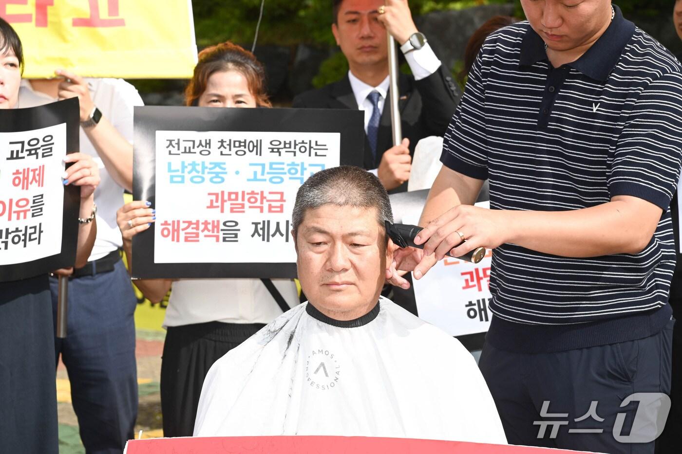 공진혁 울산시의원이 울주군 온양읍 발리지구 학교 부지 해제 철회를 요구하며 삭발식을 진행하고 있다.(울산시의회 제공. 재판매 및 DB금지)/뉴스1