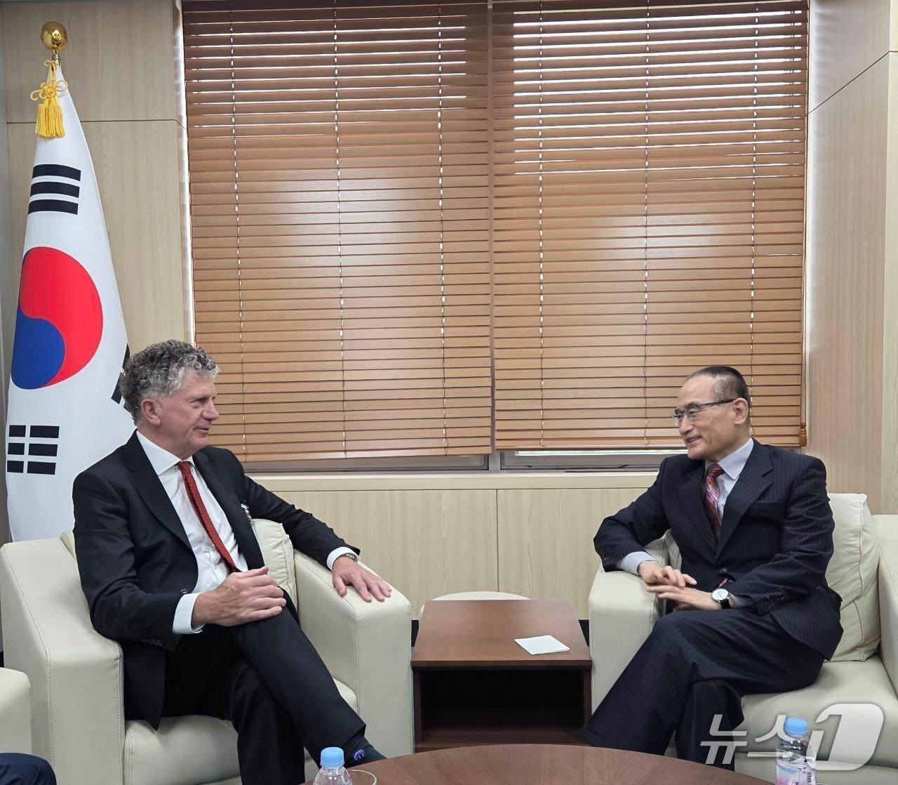 본문 이미지 - 위성락 국가안보실장이 15일 서울 용산 대통령실에서 방한 중인 조너선 파월 영국 국가안보보좌관과 면담을 하고 있다. (대통령실 자료 제공)