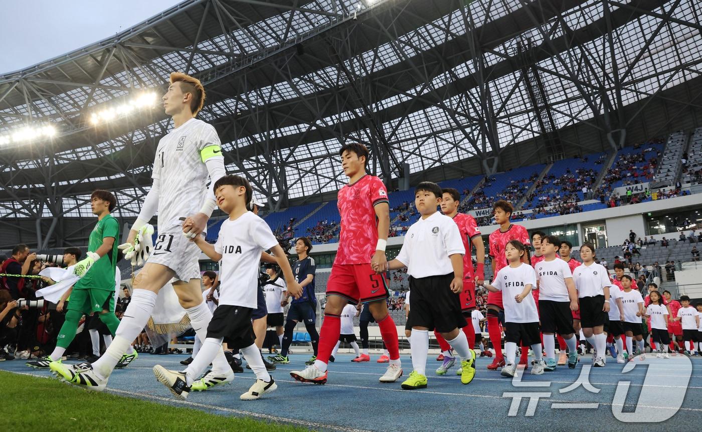 15일 오후 경기 용인시 처인구 용인미르스타디움에서 열린 2025 동아시아축구연맹&#40;EAFF&#41; E-1 챔피언십 남자부 대한민국과 일본의 경기에서 양팀 선수들이 입장하고 있다. 2025.7.15/뉴스1 ⓒ News1 김영운 기자
