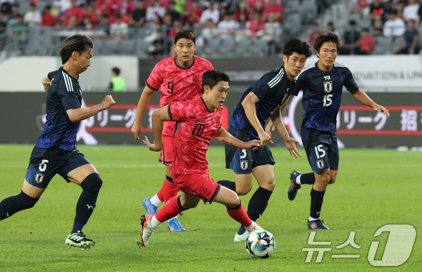 본문 이미지 - 일본에서 한국과 일본 축구대표팀의 정기전 부활의 필요성이 제기됐다. 사진은 지난해 EAFF E-1 챔피언십에서 한국과 일본의 맞대결 장면. ⓒ 뉴스1 김영운 기자