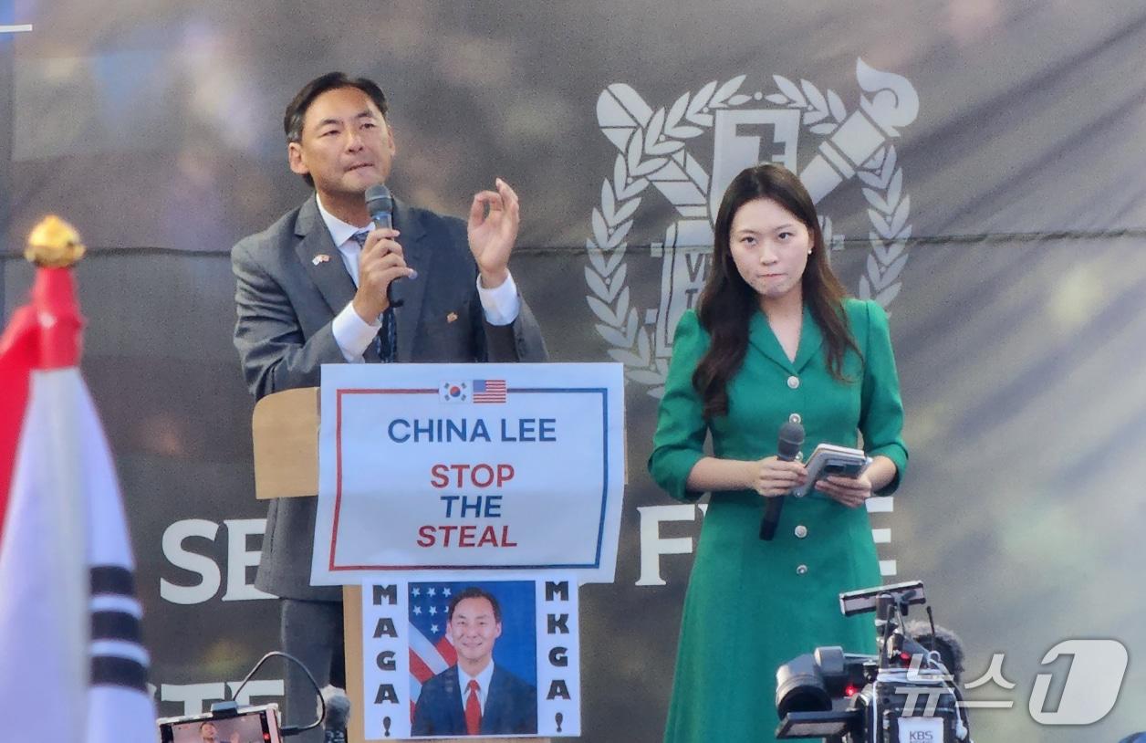 본문 이미지 - 모스 탄&#40;Morse Tan&#41; 리버티대 교수&#40;전 미국 국무부 국제형사사법대사&#41;가 15일 오후 서울 관악구 서울대학교 정문 앞에서 트루스포럼이 개최한 특별강연 연단에 올라 발언하고 있다.